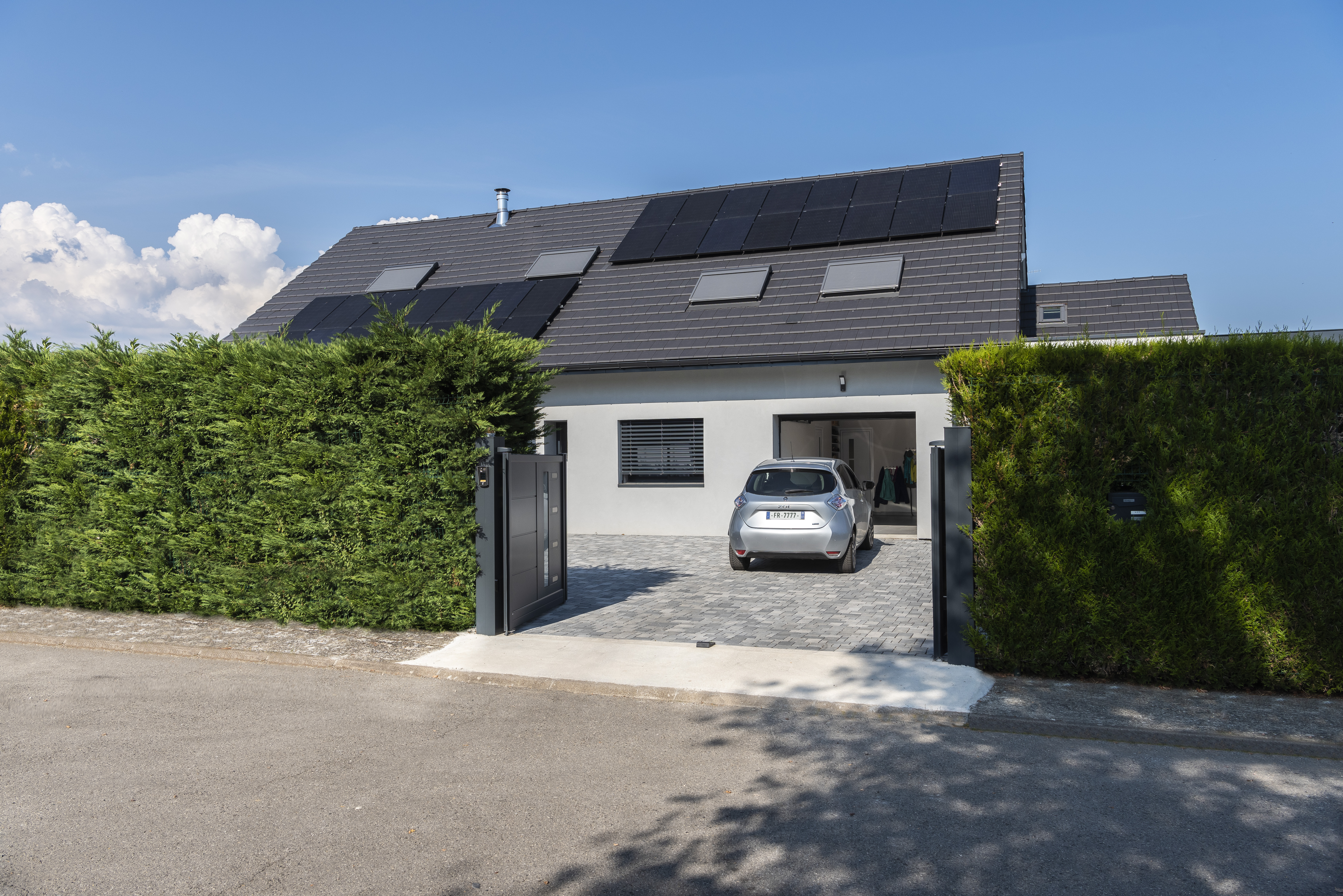 Un'auto davanti a un cancello