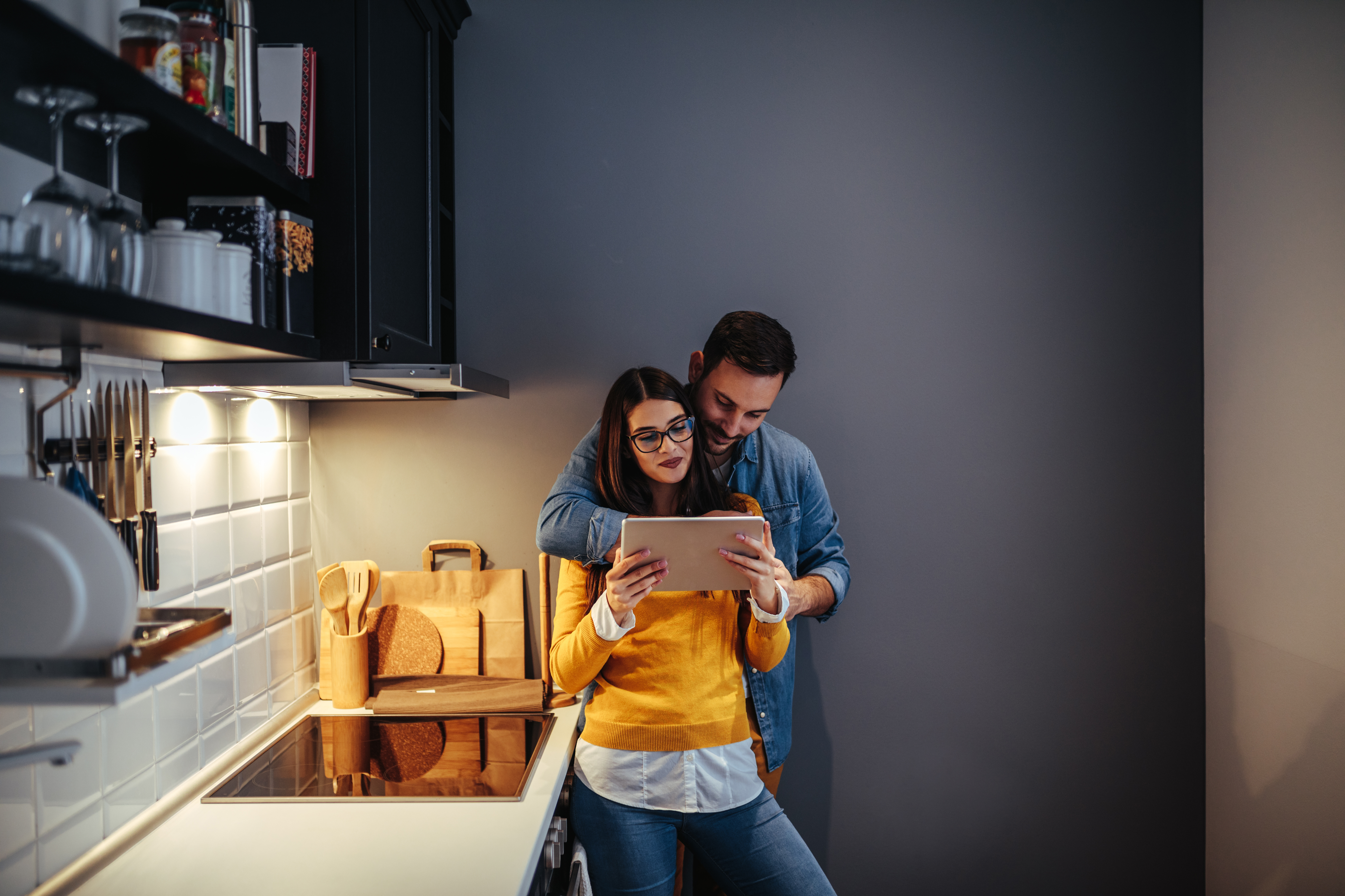 Coppia che usa il tablet in cucina